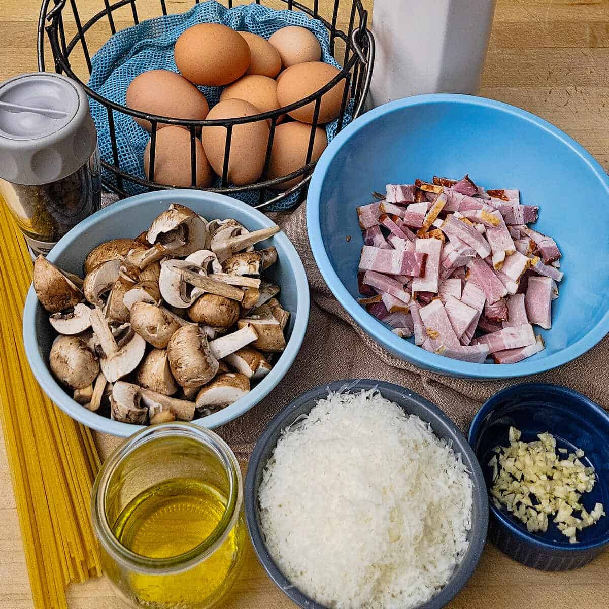 the ingredients for pasta carbonara with mushrooms