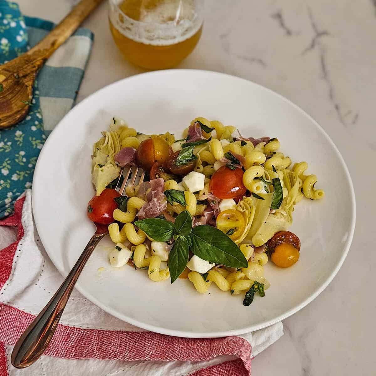 Pasta salad with ham and tomatoes.