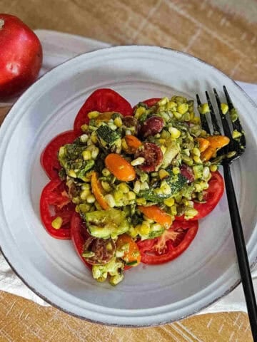 Fresh vegetable salad featuring tomatoes, corn, and pumpkin seeds, ideal for healthy eating.