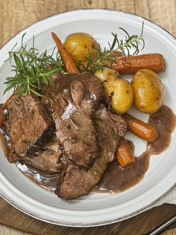 Tender beef with carrots, potatoes, and herbs served with rich gravy. Ideal for autumn-themed meals.